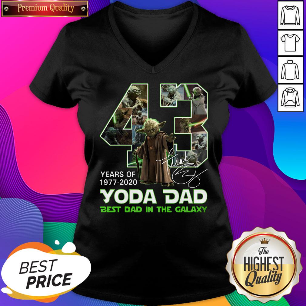 Official 43 Years Of Yoda Dad Best Dad In The Galaxy Signature V-neck- Design By Sheenytee.com