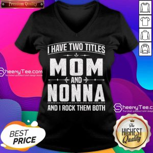 I Have Two Titles Mom And 5 Nonna V-neck - Design by Sheenytee.com